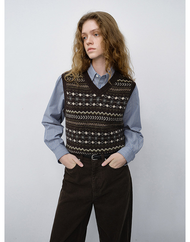 던스트 UNISEX CRAFTED V-NECK KNIT VEST DEEP BROWN_UDSW6C117W2 브라운 착용컷