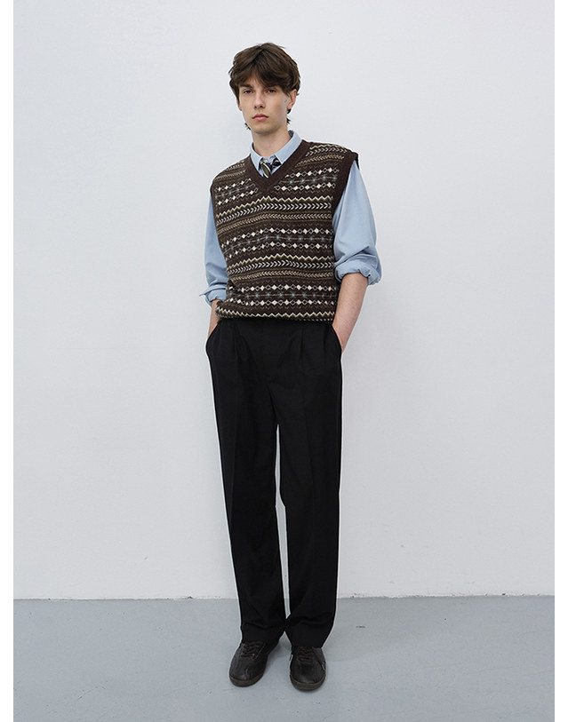 던스트 UNISEX CRAFTED V-NECK KNIT VEST DEEP BROWN_UDSW6C117W2 브라운 착용컷