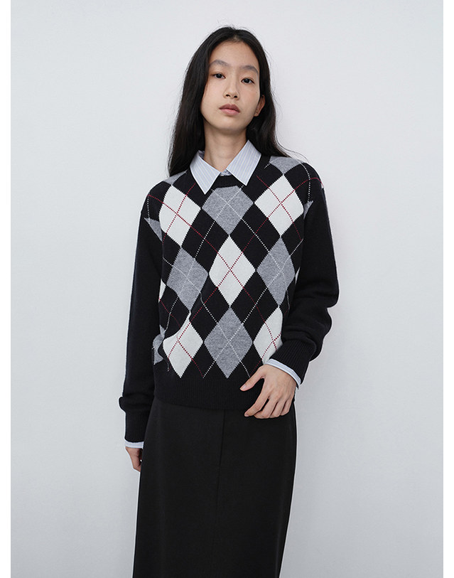 던스트 UNISEX ARGYLE CREWNECK SWEATER BLACK_UDSW6C116BK 블랙 착용컷