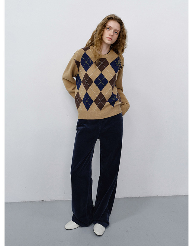 던스트 UNISEX ARGYLE CREWNECK SWEATER CAMEL BEIGE_UDSW6C116I2 베이지 착용컷