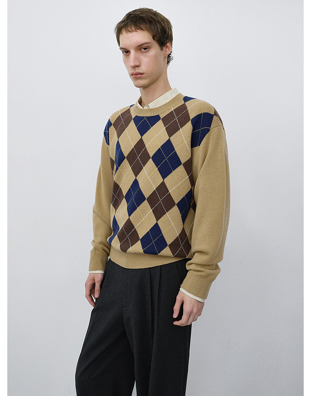 던스트 UNISEX ARGYLE CREWNECK SWEATER CAMEL BEIGE_UDSW6C116I2 베이지 착용컷