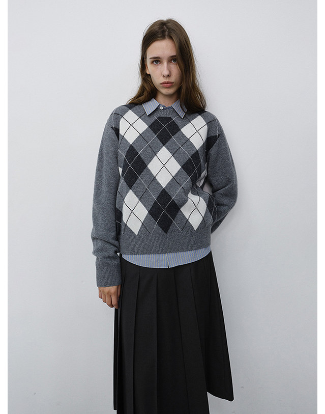 던스트 UNISEX ARGYLE CREWNECK SWEATER GREY_UDSW6C116G2 그레이 착용컷