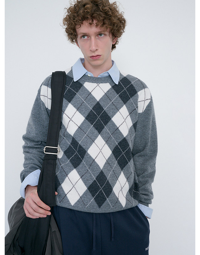 던스트 UNISEX ARGYLE CREWNECK SWEATER GREY_UDSW6C116G2 그레이 착용컷