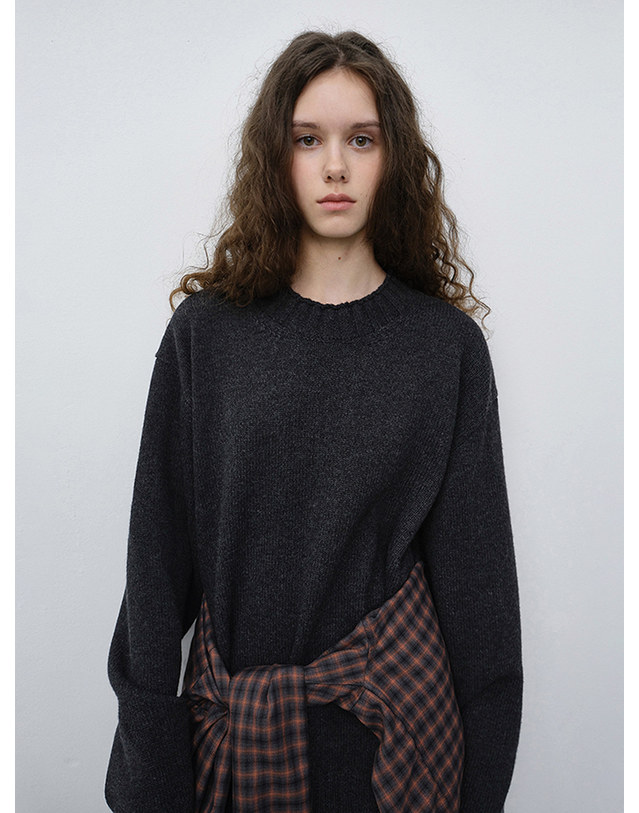 던스트 UNISEX CHUNKY ROLL NECK SWEATER CHARCOAL GREY_UDSW6C114BK 블랙 착용컷