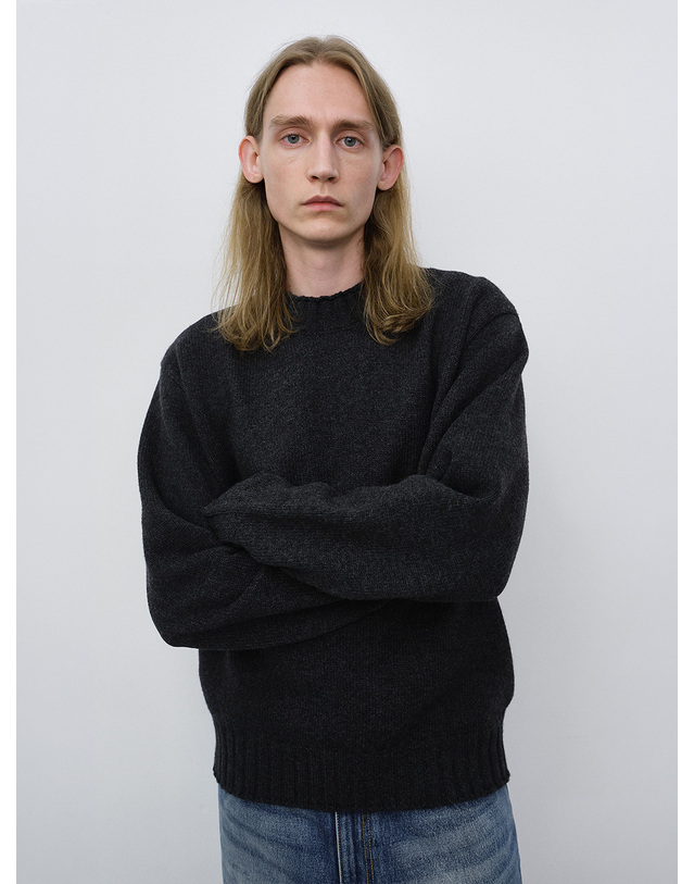 던스트 UNISEX CHUNKY ROLL NECK SWEATER CHARCOAL GREY_UDSW6C114BK 블랙 착용컷