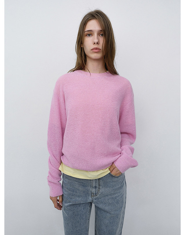 던스트 UNISEX HAIRLY SWEATER PALE PINK_UDSW6C113P1 핑크 착용컷