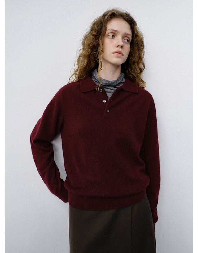던스트 UNISEX COLLARED SWEATER BURGUNDY_UDSW6C112D2 레드 착용컷