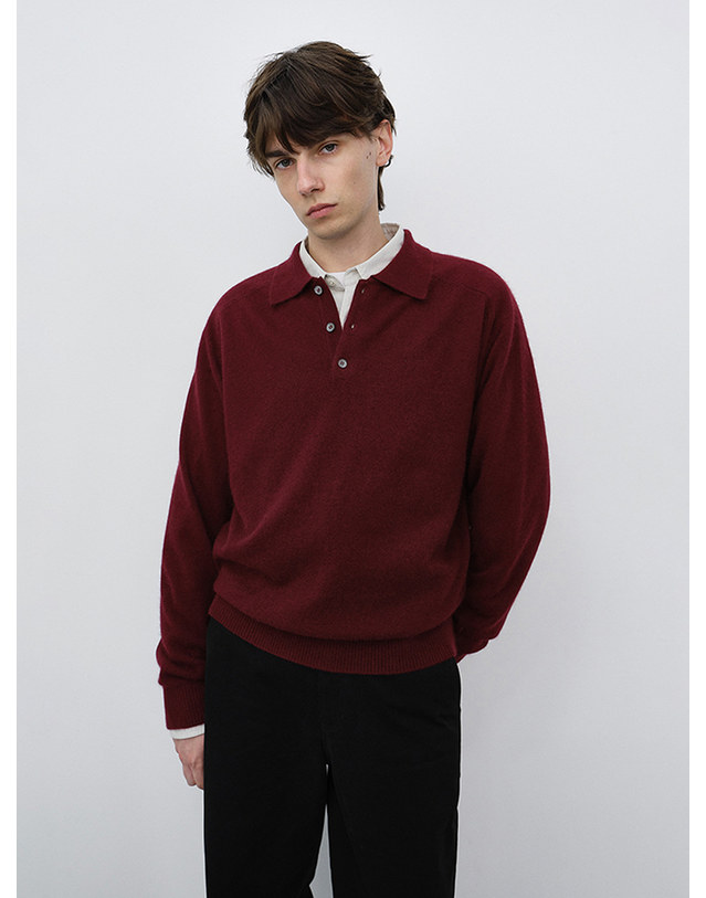 던스트 UNISEX COLLARED SWEATER BURGUNDY_UDSW6C112D2 레드 착용컷