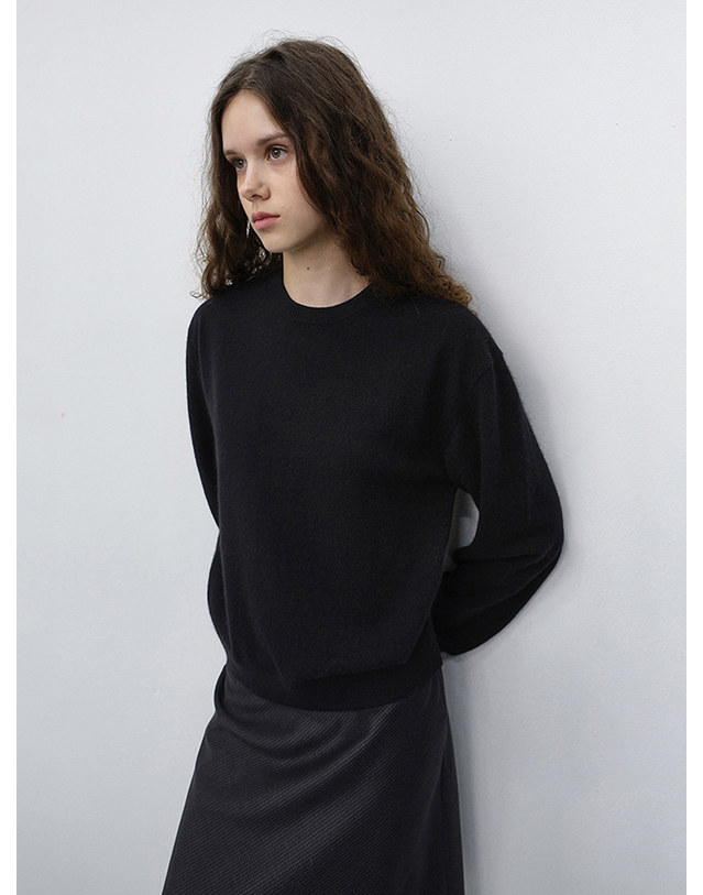 던스트 UNISEX ESSENTIAL CREWNECK SWEATER BLACK_UDSW6C110BK 블랙 착용컷
