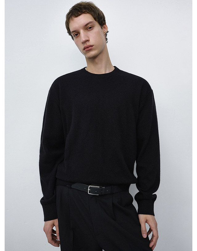 던스트 UNISEX ESSENTIAL CREWNECK SWEATER BLACK_UDSW6C110BK 블랙 착용컷