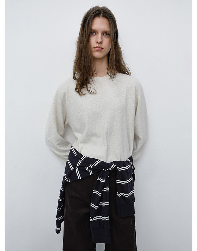 던스트 UNISEX ESSENTIAL CREWNECK SWEATER MELANGE IVORY_UDSW6C110I1 그레이 착용컷