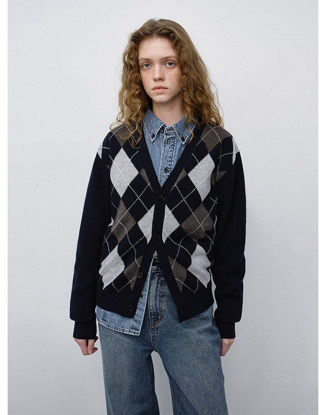던스트 UNISEX V-NECK ARGYLE CARDIGAN NAVY_UDSW6C105N2 네이비 착용컷