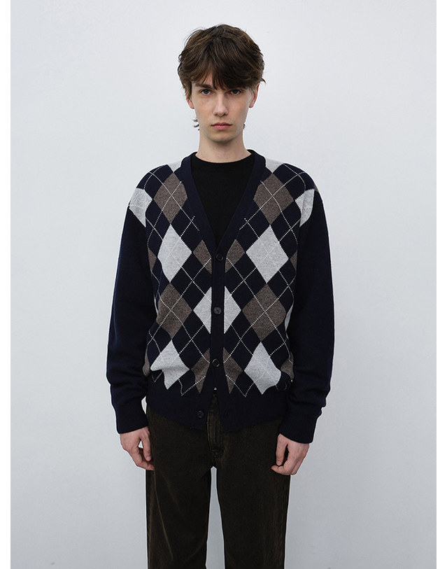 던스트 UNISEX V-NECK ARGYLE CARDIGAN NAVY_UDSW6C105N2 네이비 착용컷