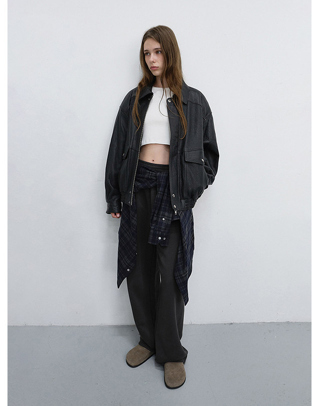 던스트 UNISEX OVERSIZED VINTAGE LEATHER BLOUSON BLACK_UDJU6C104BK 블랙 착용컷