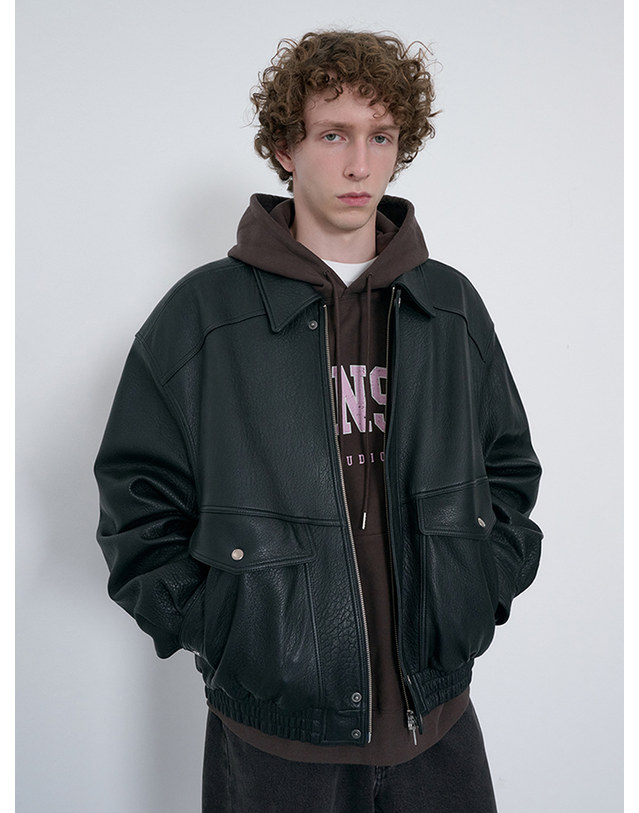 던스트 UNISEX OVERSIZED VINTAGE LEATHER BLOUSON BLACK_UDJU6C104BK 블랙 착용컷
