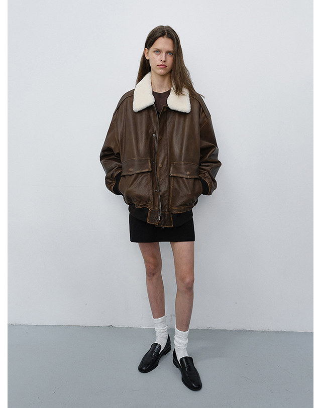 던스트 UNISEX DETACHABLE A-2 LEATHER BLOUSON BROWN_UDJU6C102W2 브라운 착용컷