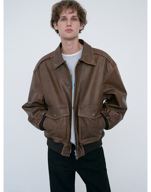 던스트 UNISEX DETACHABLE A-2 LEATHER BLOUSON BROWN_UDJU6C102W2 브라운 착용컷
