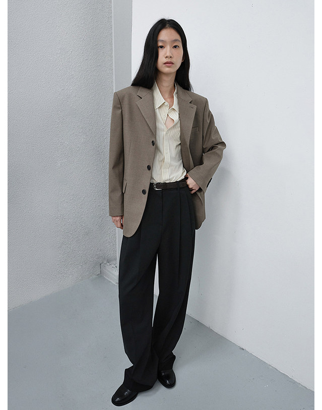 던스트 UNISEX CLASSIC 3 BUTTON WOOL BLAZER KHAKI BEIGE_UDJA6C106I3 멀티컬러 착용컷