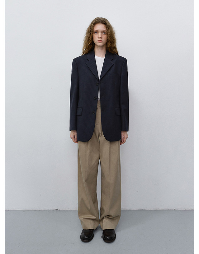 던스트 UNISEX CLASSIC 3 BUTTON WOOL BLAZER NAVY STRIPE_UDJA6C106N1 네이비 착용컷