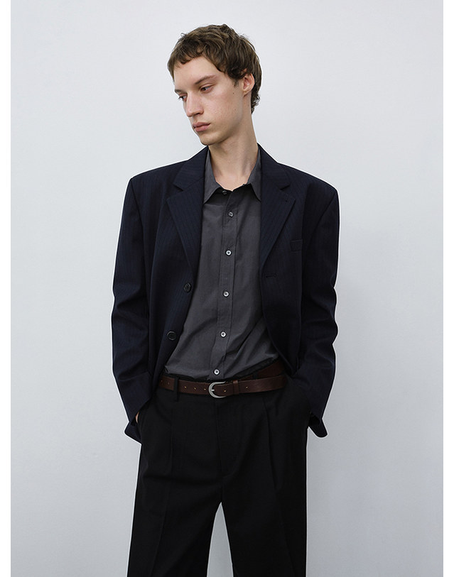 던스트 UNISEX CLASSIC 3 BUTTON WOOL BLAZER NAVY STRIPE_UDJA6C106N1 네이비 착용컷