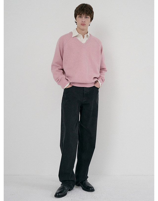 던스트 UNISEX SOFT VOLUME V-NECK SWEATER SOFT PINK_M_UDSW6D134P1 핑크 착용컷
