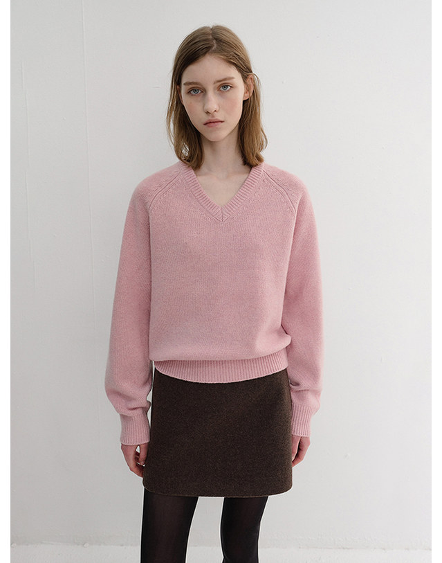 던스트 UNISEX SOFT VOLUME V-NECK SWEATER SOFT PINK_M_UDSW6D134P1 핑크 착용컷