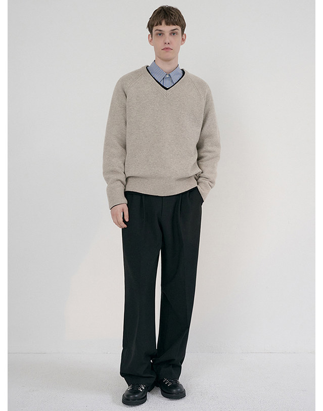 던스트 UNISEX SOFT VOLUME V-NECK SWEATER LIGHT PEBBLE_M_UDSW6D134I2 베이지 착용컷