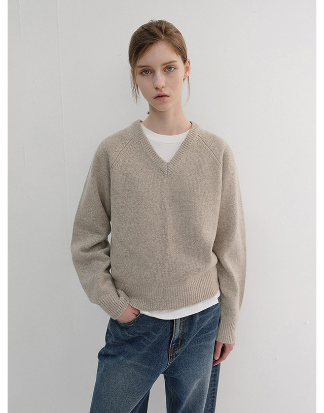 던스트 UNISEX SOFT VOLUME V-NECK SWEATER LIGHT PEBBLE_M_UDSW6D134I2 베이지 착용컷