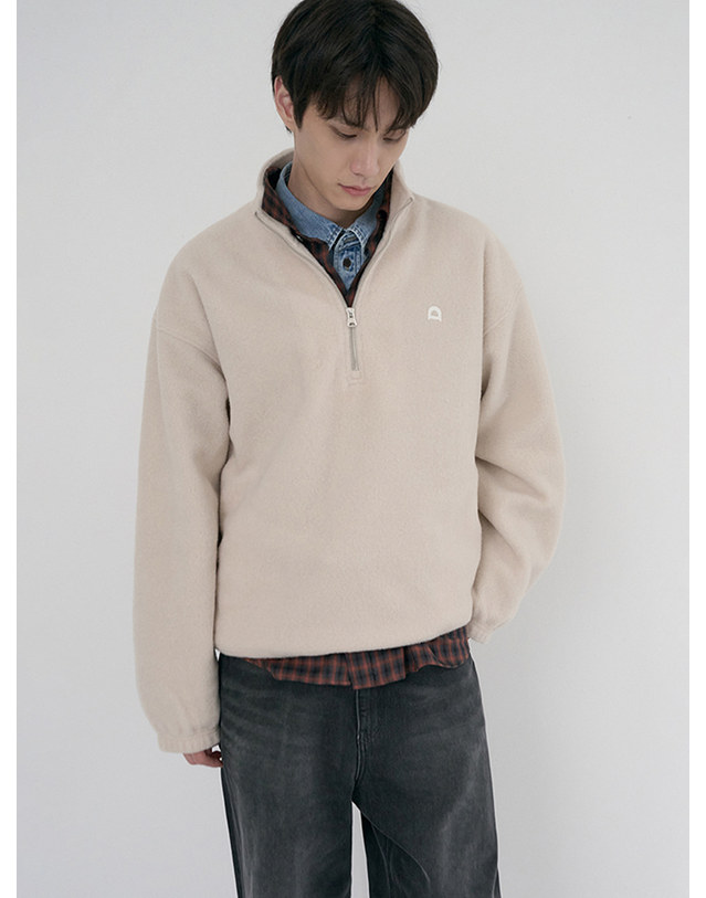 던스트 UNISEX HALF ZIP-UP FLEECE SWEATSHIRT CREAM_M_UDJU6D136CR 아이보리 착용컷