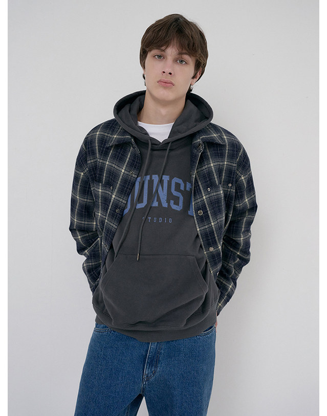 던스트 UNISEX QUILTED FLANNEL SHIRT NAVY CHECK_M_UDJU6D128N2 네이비 착용컷