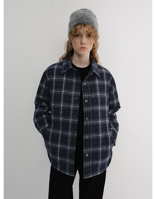 던스트 UNISEX QUILTED FLANNEL SHIRT NAVY CHECK_M_UDJU6D128N2 네이비 착용컷