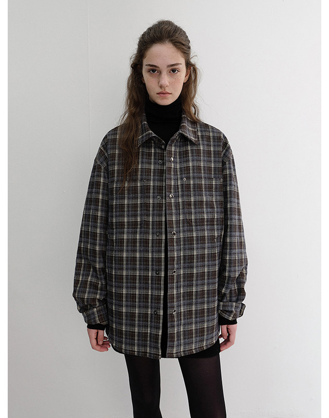 던스트 UNISEX QUILTED FLANNEL SHIRT BROWN CHECK_M_UDJU6D128W2 브라운 착용컷