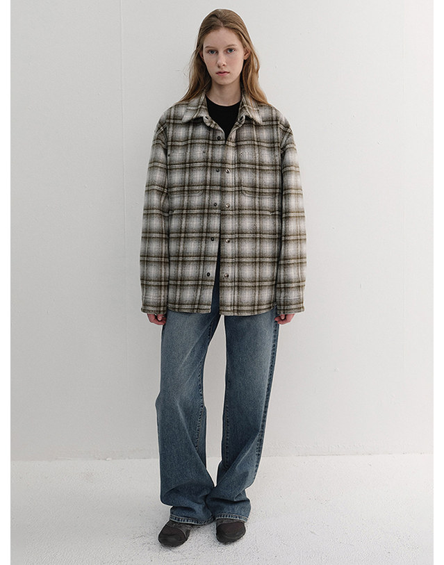 던스트 UNISEX QUILTED FLANNEL SHIRT KHAKI CHECK_M_UDJU6D128K2 카키 착용컷