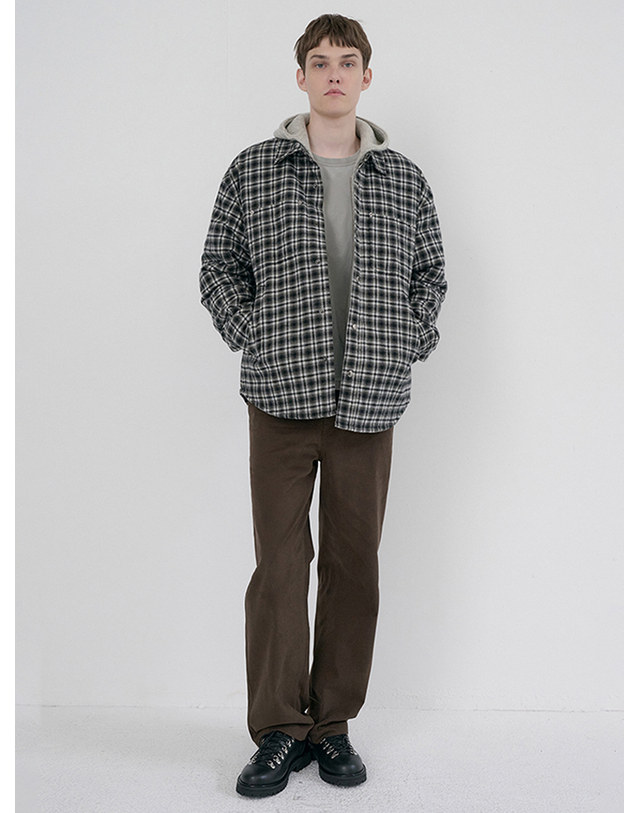 던스트 UNISEX QUILTED FLANNEL SHIRT BLACK CHECK_M_UDJU6D128BK 블랙 착용컷