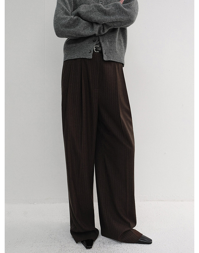 던스트 WINTER FLANNEL SLACKS DARK BROWN STRIPE_UDPA6D221W3 브라운 착용컷