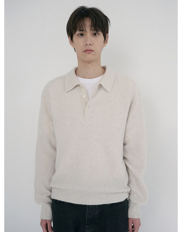 던스트 UNISEX HAIRY COLLARED SWEATER IVORY_UDSW6D135IV 아이보리 착용컷