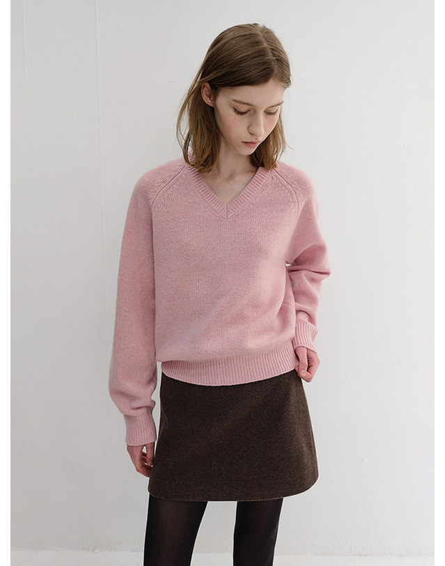 던스트 UNISEX SOFT VOLUME V-NECK SWEATER SOFT PINK_UDSW6D134P1 핑크 착용컷