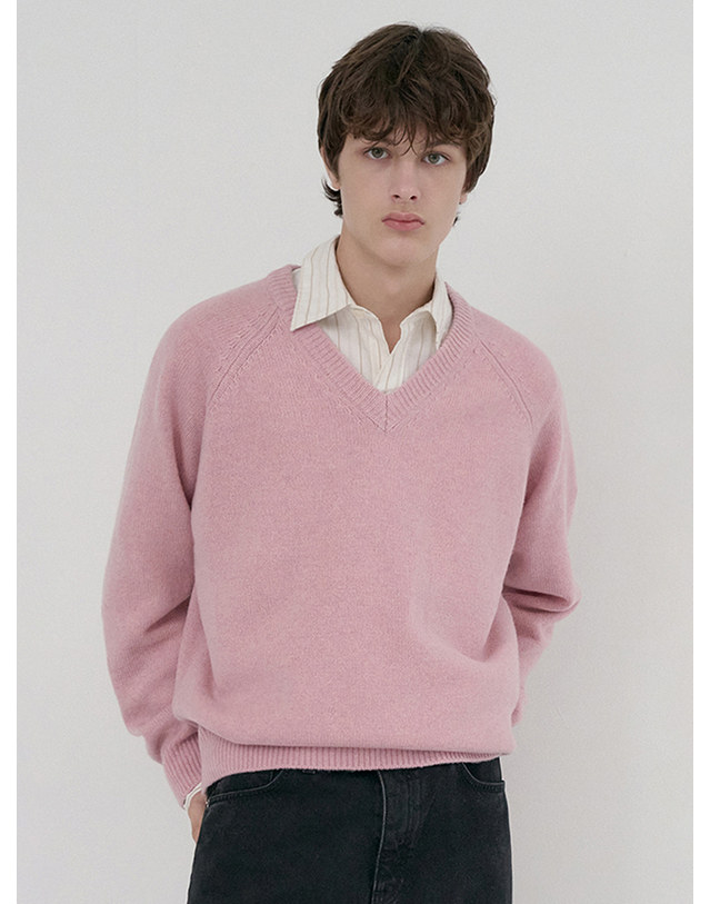던스트 UNISEX SOFT VOLUME V-NECK SWEATER SOFT PINK_UDSW6D134P1 핑크 착용컷