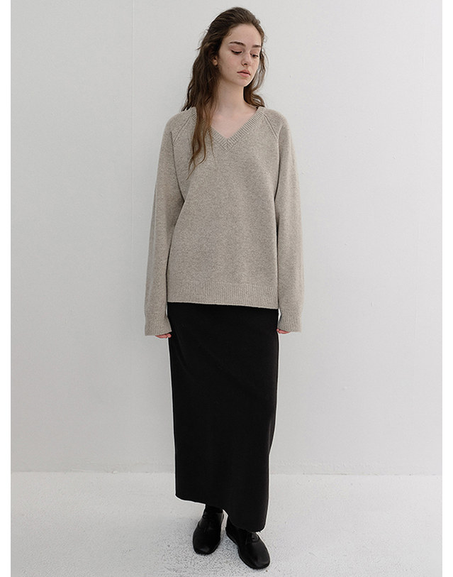 던스트 UNISEX SOFT VOLUME V-NECK SWEATER LIGHT PEBBLE_UDSW6D134I2 베이지 착용컷