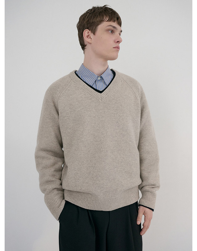 던스트 UNISEX SOFT VOLUME V-NECK SWEATER LIGHT PEBBLE_UDSW6D134I2 베이지 착용컷