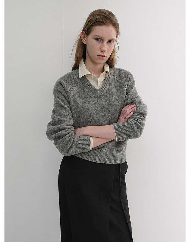 던스트 UNISEX SOFT VOLUME V-NECK SWEATER MELANGE GREY_UDSW6D134G2 그레이 착용컷