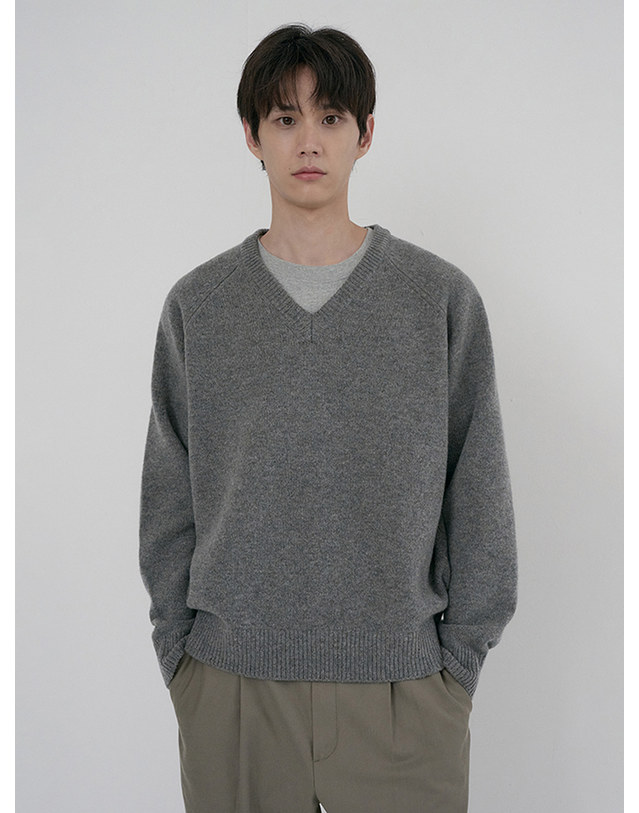 던스트 UNISEX SOFT VOLUME V-NECK SWEATER MELANGE GREY_UDSW6D134G2 그레이 착용컷