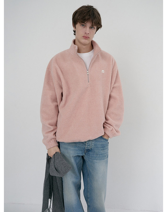 던스트 UNISEX HALF ZIP-UP FLEECE SWEATSHIRT CANDY PINK_UDJU6D136P1 핑크 착용컷
