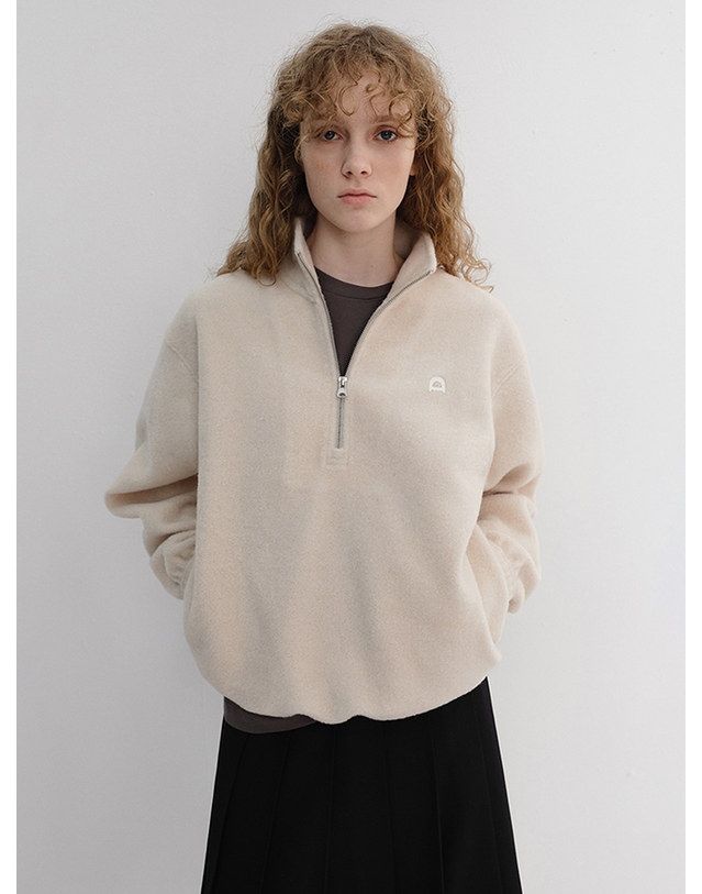 던스트 UNISEX HALF ZIP-UP FLEECE SWEATSHIRT CREAM_UDJU6D136CR 아이보리 착용컷