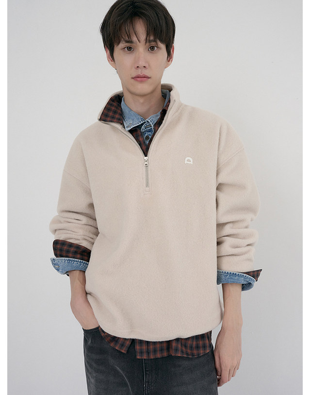 던스트 UNISEX HALF ZIP-UP FLEECE SWEATSHIRT CREAM_UDJU6D136CR 아이보리 착용컷