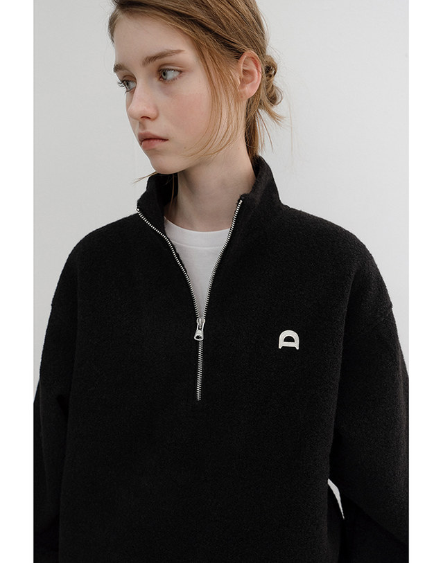 던스트 UNISEX HALF ZIP-UP FLEECE SWEATSHIRT BLACK_UDJU6D136BK 블랙 착용컷