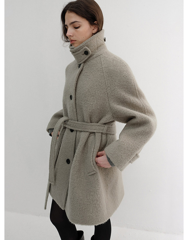 던스트 [10/15 예약배송] BELTED HALF COAT GREYISH BEIGE_UDCO6D222I1 그레이 착용컷