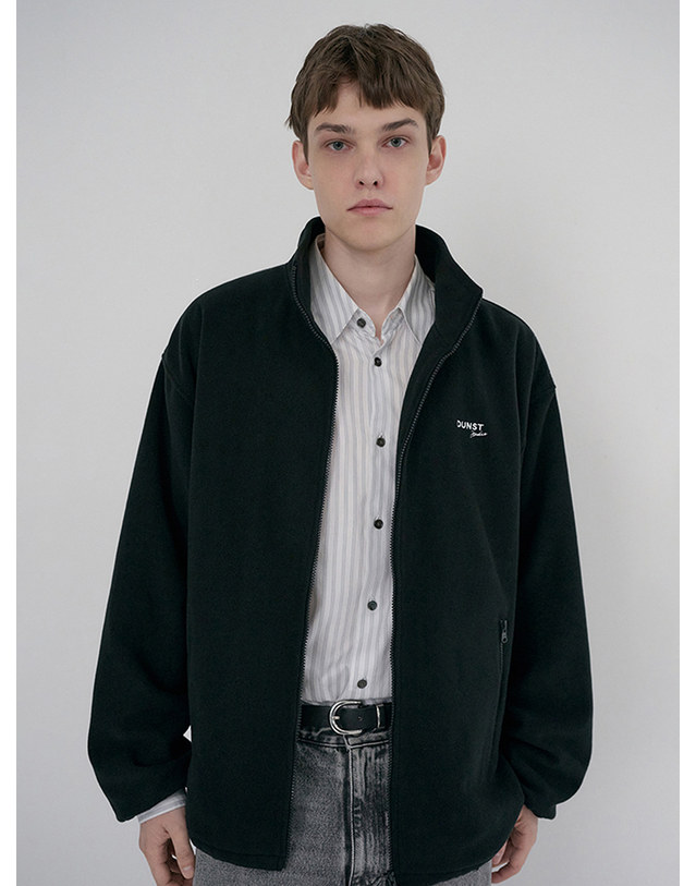 던스트 UNISEX ZIP-UP FLEECE SWEATSHIRT BLACK_UDJU6D135BK 블랙 착용컷
