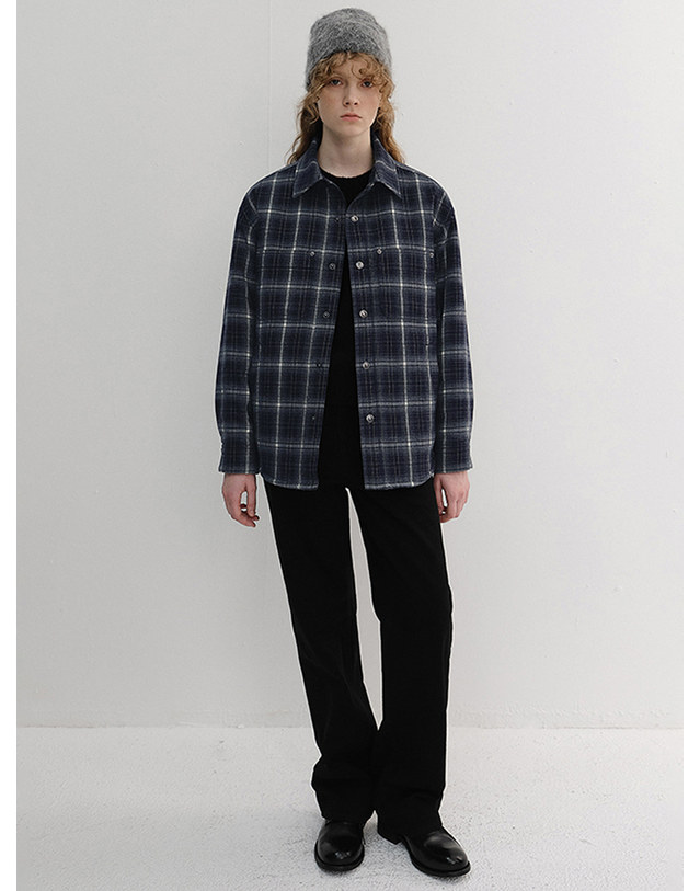 던스트 UNISEX QUILTED FLANNEL SHIRT NAVY CHECK_UDJU6D128N2 네이비 착용컷