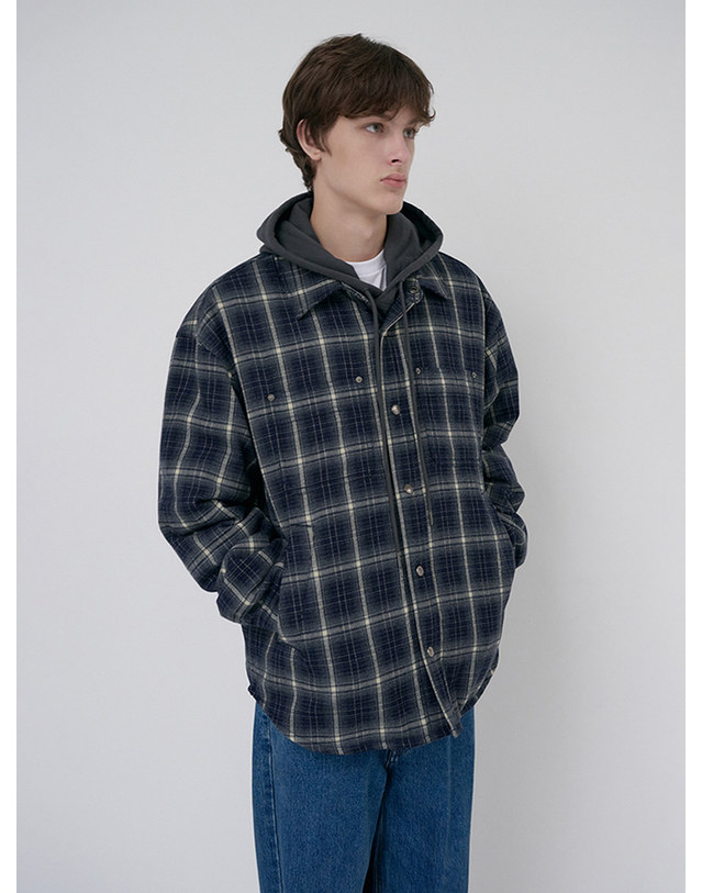 던스트 UNISEX QUILTED FLANNEL SHIRT NAVY CHECK_UDJU6D128N2 네이비 착용컷